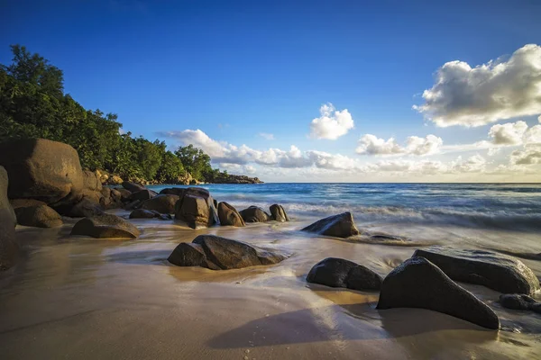 Puesta de sol en paradise.shadows de rocas, playa tropical, anse intendan —  Fotos de Stock