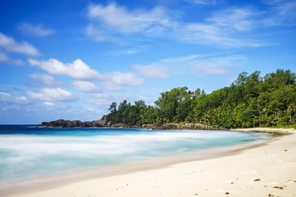 güzel cennet tropikal plaj, avuç içi, kayalar, beyaz kum, turquoi
