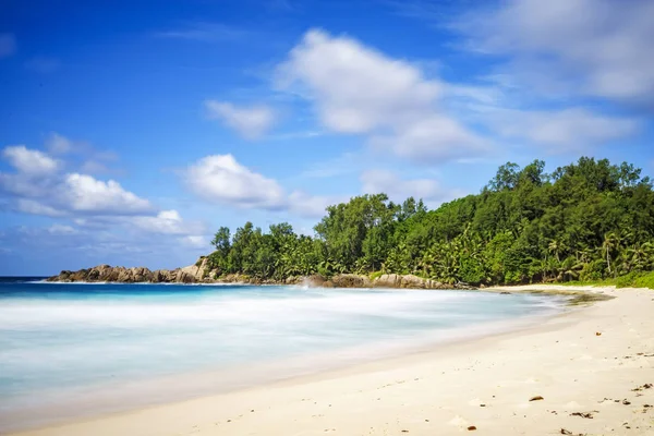 Hermosa playa tropical paraíso, palmeras, rocas, arena blanca, turquesa — Foto de Stock