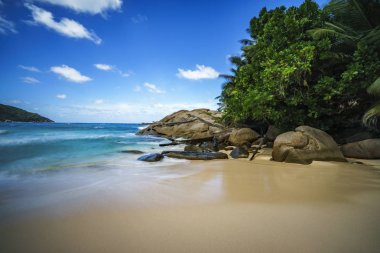 güzel cennet tropikal plaj, avuç içi, kayalar, beyaz kum, turquoi