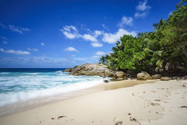 Hermosa playa tropical paraíso, palmeras, rocas, arena blanca, agua turquesa — Foto de Stock