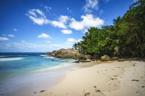 Prachtige paradijs tropisch strand met palmbomen, rotsen, wit zand, turquoi — Stockfoto