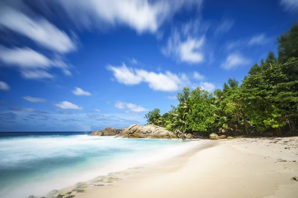 Prachtige paradijs tropisch strand met palmbomen, rotsen, wit zand, turquoi — Stockfoto