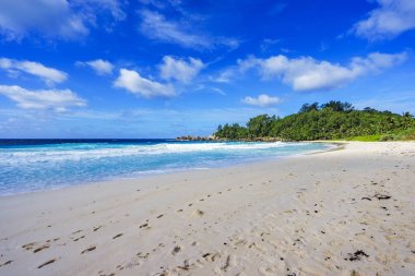 Güzel tropikal plaj, avuç içi, beyaz kum, granit kayalar, tamam