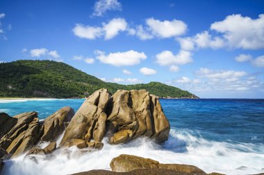 Çeşme Granit kayalar üzerinde avuç içi ile vahşi tropikal plaj