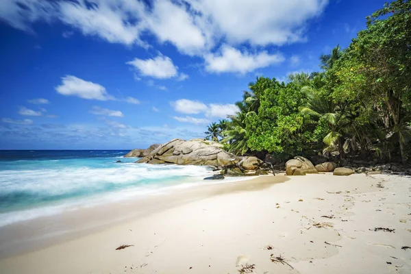 Hermosa playa tropical paraíso, palmeras, rocas, arena blanca, turquesa — Foto de Stock