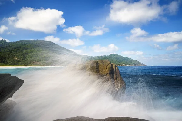 Fuente de agua sobre rocas de granito, playa tropical salvaje con palmeras —  Fotos de Stock