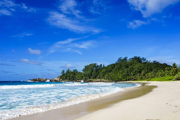 Hermosa playa tropical, palmeras, arena blanca, rocas de granito, seychell — Foto de Stock
