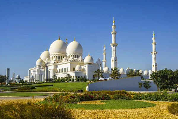 Imponente mezquita Sheikh Zayed en Abu Dhabi 2 —  Fotos de Stock