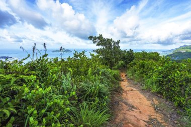 Copolia iz hiking, mahe, Seyşel Adaları üzerinde ormanda Granit kayalar