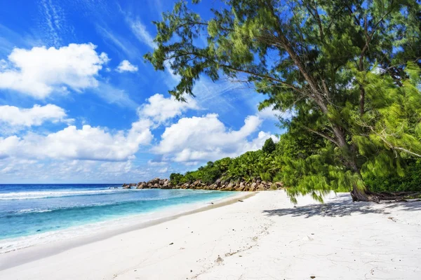 아름 다운 열 대 해변 화강암 바위, 하얀 모래, 청록색 — 스톡 사진