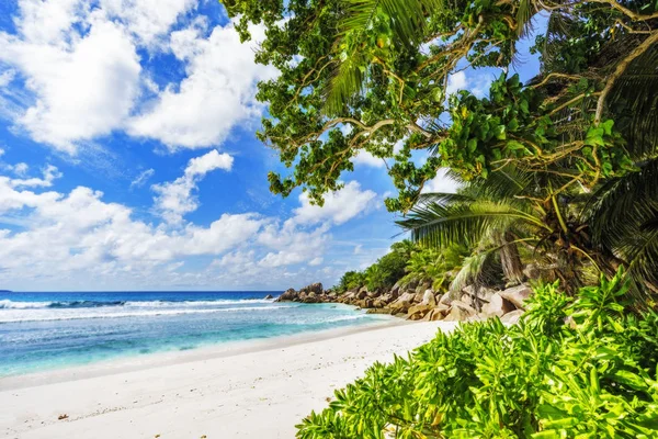 Belle plage tropicale avec rochers de granit, sable blanc, turquoise — Photo