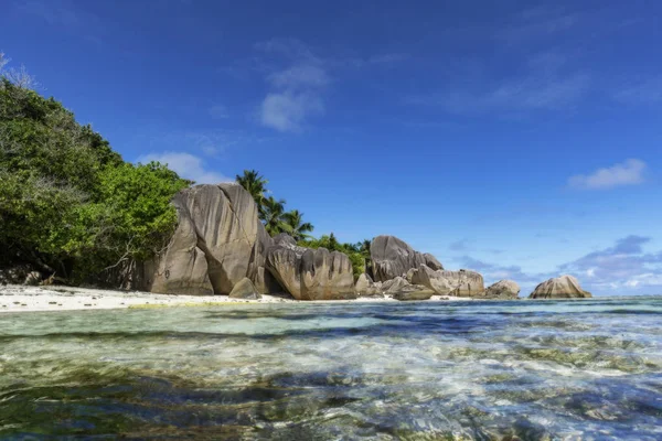 トロピカルなビーチ、ラ備えた岩、白い砂、ヤシの木、ターコイズ水 — ストック写真
