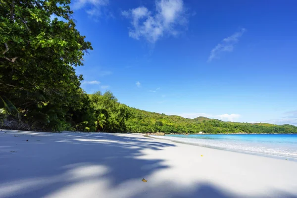 Paradies Strand. Weißer Sand, türkisfarbenes Wasser, Palmen an tropischen — Stockfoto