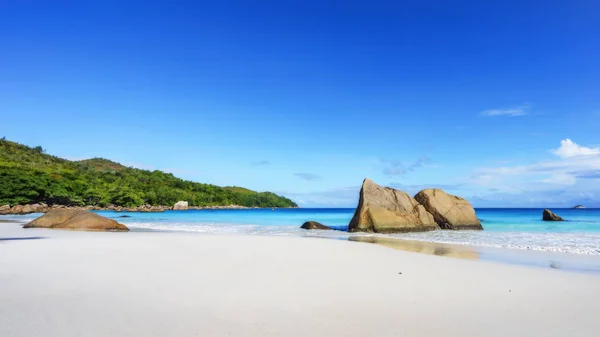 Παραλία Paradise. Λευκή άμμο, τιρκουάζ νερά, φοίνικες στο τροπικό — Φωτογραφία Αρχείου