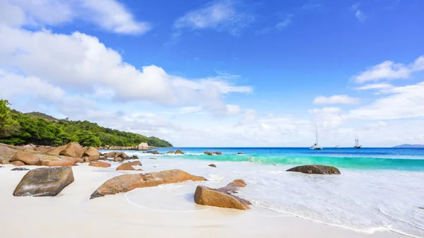 Παραλία Paradise. Λευκή άμμο, τιρκουάζ νερά, φοίνικες στο τροπικό — Φωτογραφία Αρχείου
