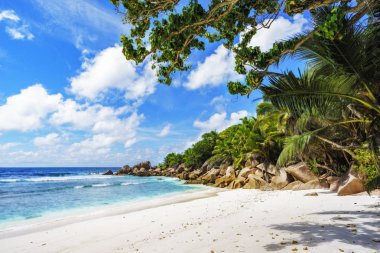 Granit kayalar, beyaz kum, turkuaz güzel tropikal plaj