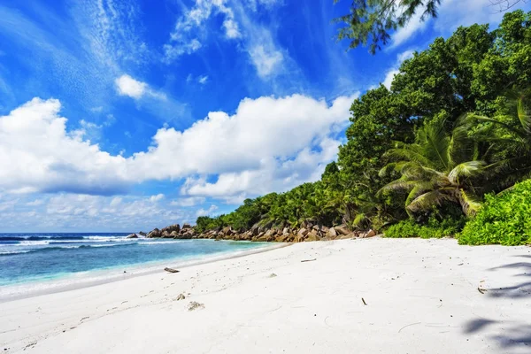 Hermosa playa tropical con rocas de granito, arena blanca, turquesa — Foto de Stock