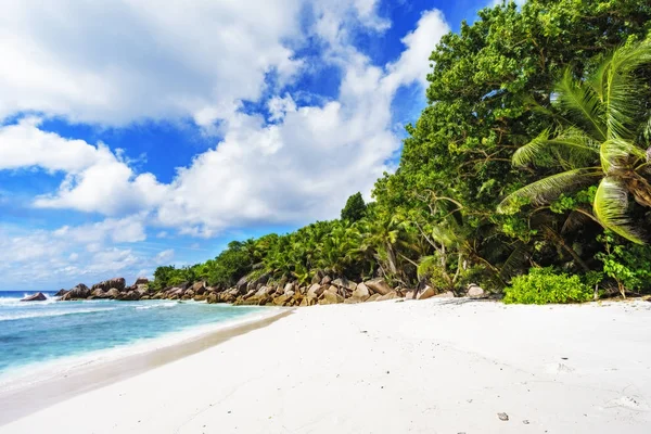 Hermosa playa tropical con rocas de granito, arena blanca, turquesa —  Fotos de Stock