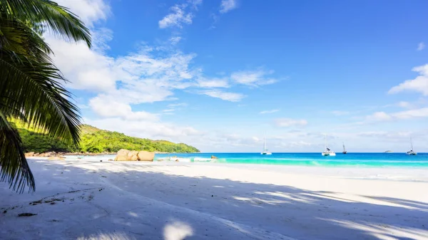Paradies Strand. Weißer Sand, türkisfarbenes Wasser, Palmen an tropischen — Stockfoto