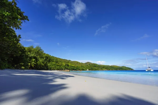 Paradies Strand. Weißer Sand, türkisfarbenes Wasser, Palmen an tropischen — Stockfoto