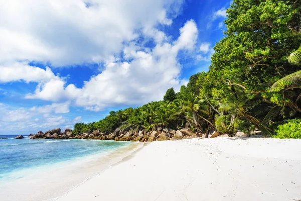 Πανέμορφη τροπική παραλία με γρανιτένιους βράχους, λευκή άμμο, τιρκουάζ — Φωτογραφία Αρχείου