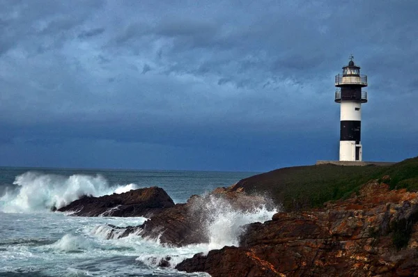 Ada, İspanya 'da muhteşem cesur denizleri olan Fener Feneri