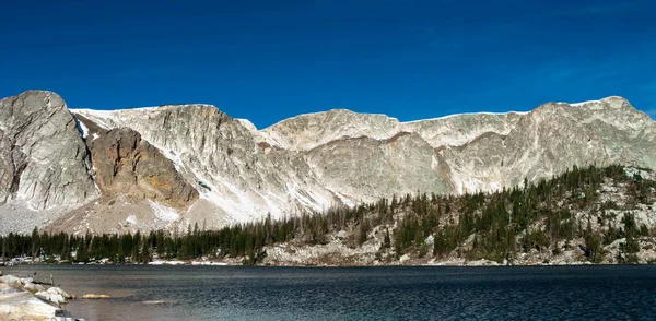 Erken sonbahar kar dağ gölü Marie