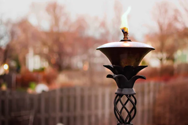 Demir arka bahçesinde petrol tiki meşale