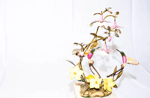 İki küçük sinek kuşlarının ve çiçekler