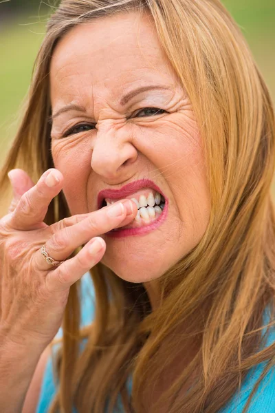 Senior mulher dor de dente ao ar livre — Fotografia de Stock