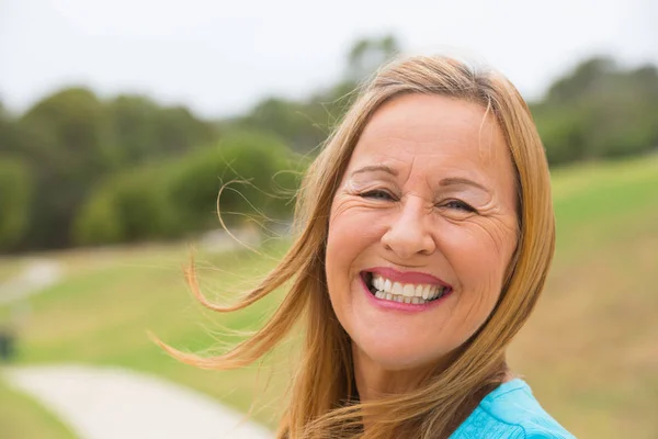 Vrolijke happy senior vrouw buiten — Stockfoto