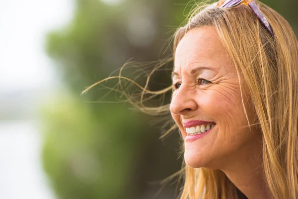 Feliz relajado senior mujer al aire libre — Foto de Stock