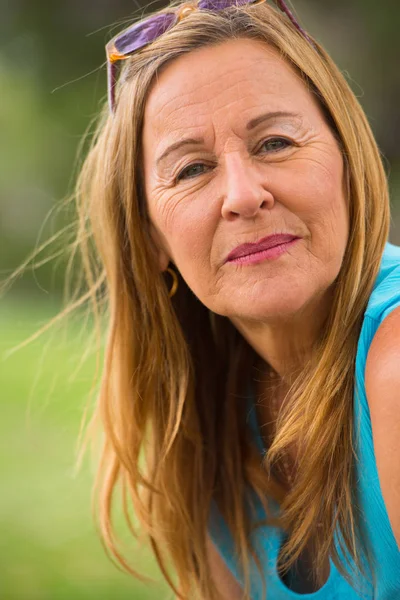 Vriendelijk ontspannen volwassen vrouw buiten — Stockfoto