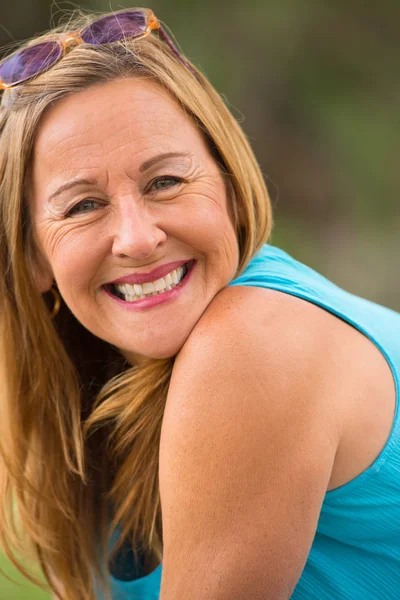 Vriendelijk lachende senior vrouw buiten — Stockfoto