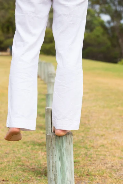 Fechar os pés equilibrando ao ar livre — Fotografia de Stock