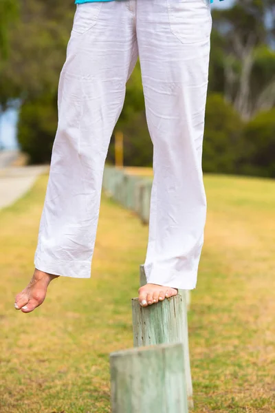 Ženské nohy vyrovnávání venkovní — Stock fotografie