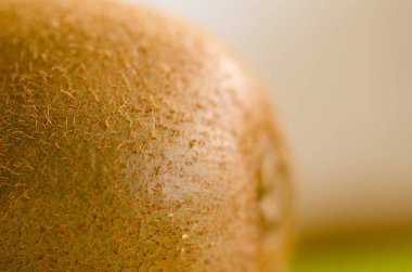 Makroyu kapatın kıllı sağlıklı sulu kivi meyve