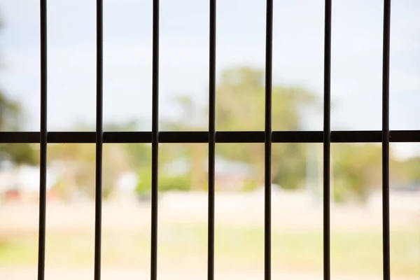 Sicherheit Stahl Gitter Fenster Blick ins Freie — Stockfoto