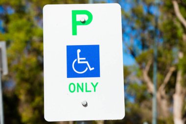 Ayrılmış Park işareti yakından kişi devre dışı