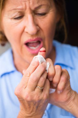 Kadın acı kanlı kesik parmak yara