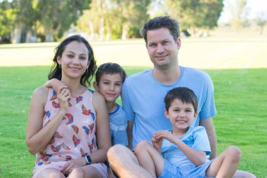Güzel mutlu aile park açık havada