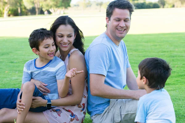 Jovem família interracial diversão ao ar livre — Fotografia de Stock