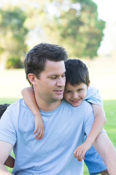 Ritratto felice padre e figlio in parco all'aperto — Foto Stock