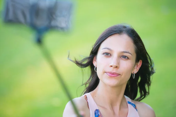 Mooie vrouw smartphone selfie foto — Stockfoto