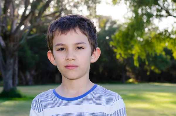 Portre genç oğlan düşünceli bakışı