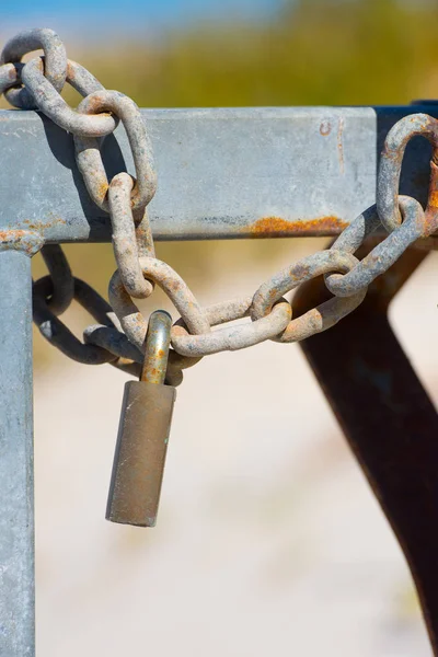 Lock on chain at gate outdoor close up — Stock Photo, Image