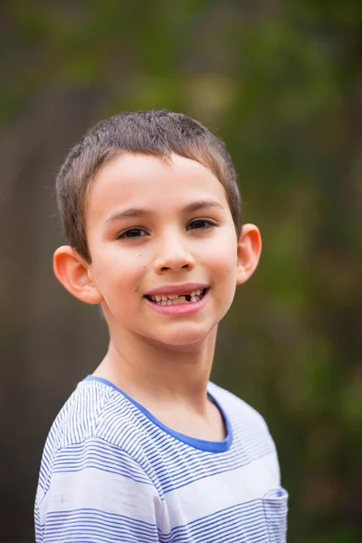 Retrato niño que falta dientes de leche al aire libre —  Fotos de Stock