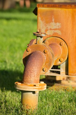 Paslı kaynağı pompa boru hattı yeşil çimenlerin üzerinde