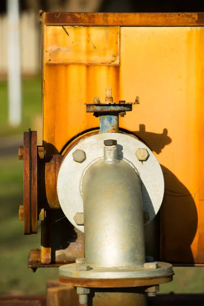 Fechar Rusty velho gasoduto bomba de energia — Fotografia de Stock